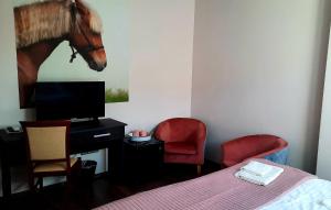 尼赖吉哈佐卡巴鲁斯洛瓦斯马约尔住宿加早餐旅馆的卧室配有一张床,墙上挂着一幅马的照片