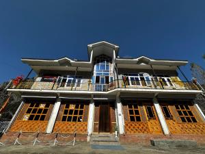 KanzalwanD’SHIEKHS RESORT GUREZ的一座大型建筑,上面设有阳台