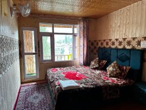 KanzalwanD’SHIEKHS RESORT GUREZ的一间带床的卧室,位于带窗户的房间内