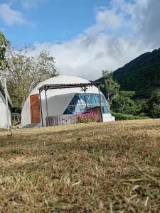 蒙泰韦尔德哥斯达黎加Glamping Karl的田野中间的帐篷
