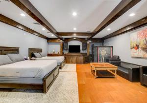 拉斯维加斯Luxurious 9 Bedroom Home In Las Vegas的一间卧室配有两张床和一台平面电视