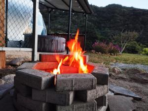 蒙泰韦尔德哥斯达黎加Glamping Karl的火坑,用岩石制成,火焰燃烧
