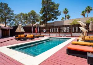 拉斯维加斯Luxurious 9 Bedroom Home In Las Vegas的一个带躺椅的游泳池和一个游泳池
