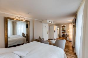 卢塞恩德天平酒店的酒店客房,配有床和镜子