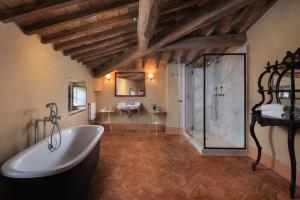 卡斯特利纳-因基安蒂Castello di Fonterutoli Wine Resort的大型浴室设有浴缸和淋浴。
