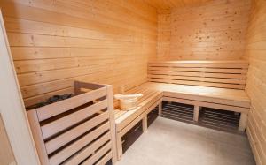 卡奇山口Haus Tauernblick Katschberg by AlpenTravel的一间带长凳和卫生间的桑拿浴室