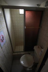 瓜亚基尔Pachamac House的一间带卫生间和玻璃淋浴间的浴室