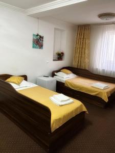 亚历山德里亚Motel Potcoava de Aur的酒店客房带两张带黄床单的床