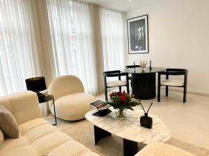 蒙斯luxury的客厅配有沙发和桌椅