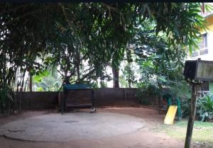 卡尔佩特塔Rainbow holiday home的一座公园,公园里有一棵树和栅栏