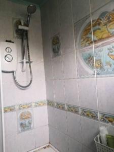 Cheap的带淋浴的浴室和瓷砖墙
