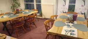 施蒂策尔巴赫“瓦蒂杜尔”潘森酒店的配有长木桌椅的房间