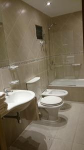 乌斯怀亚德洛斯安第斯酒店的浴室配有卫生间、盥洗盆和浴缸。