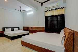 吉申格尔Nidhivan Guest House的一间卧室设有两张床和窗户。