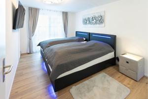 埃申茨Exklusive 2,5 Zimmer Wohnung的卧室设有两张单人床,卧室配有一张单人床。