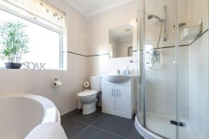 南安普敦Douglas House的带淋浴水槽和卫生间的浴室