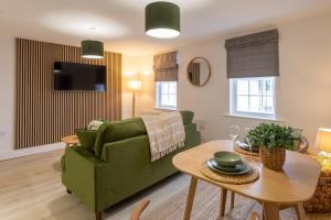 南安普敦Beautiful apartment in city centre的客厅配有绿色沙发和桌子