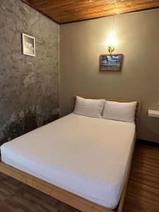 攀牙Phangnga Save House - เซฟเฮาส์พังงา的卧室配有白色的床