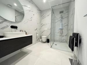 蒙斯luxury的一间带水槽和淋浴的浴室