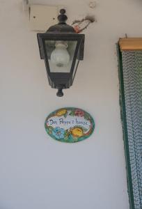 米诺利DonPeppeHouse的墙上的灯,上面有盘子