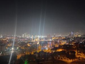 AltındağGRAND BELLİ OTEL的夜晚带灯光的城市景观