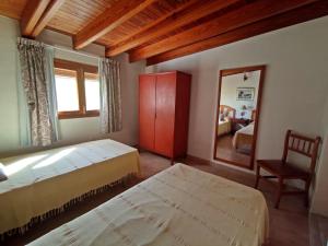 圣费兰-德瑟斯罗Ca n'Antonia的一间卧室配有两张床、镜子和椅子