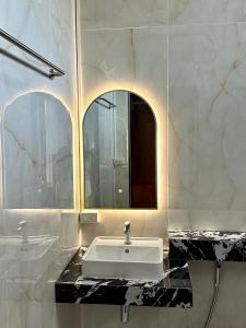 攀牙Phangnga Save House - เซฟเฮาส์พังงา的浴室设有白色水槽和镜子