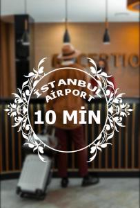 ArnavutköyiNALENS AİRPORT HOTEL的一个拿着手提箱站在房间里的人