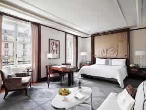 巴黎The Peninsula Paris的配有一张床和一张书桌的酒店客房