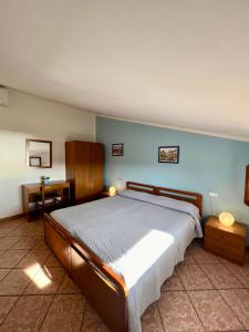 费托瓦亚Case Vacanze Maestrale的一间卧室配有一张带蓝色墙壁的大床