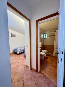 费托瓦亚Case Vacanze Maestrale的一间带卫生间和水槽的浴室