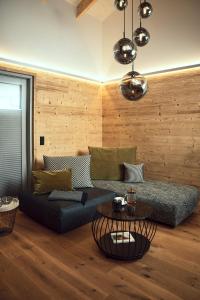 明希贝格VÜ Terrassen-Chalets的客厅配有沙发和桌子
