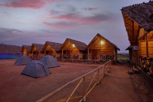 亨比Hampi Social Resort的夜空在沙漠中的一排小屋