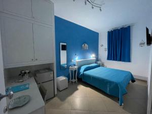 加利波利B&B Le Onde Del Mare的一间蓝色卧室,配有床和水槽