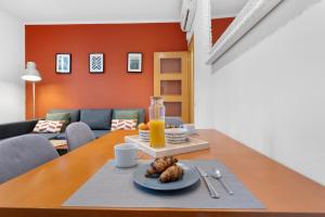 巴塞罗那RECENTLY RENOVATED 2 BEDROOM APARTMENT IN EIXAMPLE的一张桌子,上面放着一盘食物和一杯橙汁