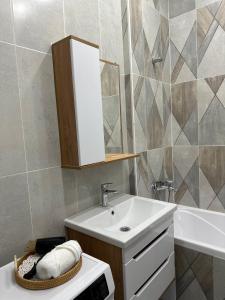塔尔迪科尔Уютный уголок в центре города Grand Turan的一间带水槽和镜子的浴室