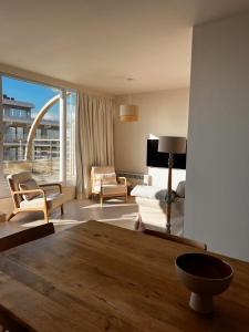 德帕内Appartement Sainte-Cécile的客厅配有沙发和桌子