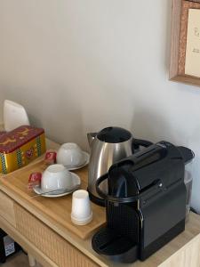 阿尔巴Alba Room 16的餐桌上配有咖啡壶的厨房台面