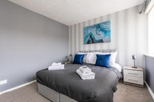 Hale3 Bed Apartment - Perfect for Contractors near Liverpool Airport的一间卧室配有一张大床和毛巾