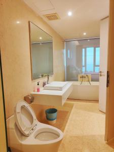 乔治市Amazing Seaview 2 Bedroom Bathtub Georgetown 6-8people超级海景双房带浴缸高级公寓的浴室配有卫生间、盥洗盆和浴缸。