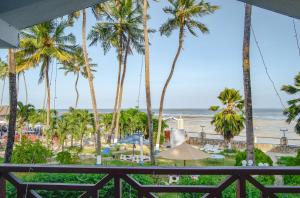 班布里Sai Rock Beach Hotel & Spa的海滩景阳台