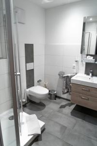 林根科尔平豪斯酒店-餐厅的一间带卫生间和水槽的浴室