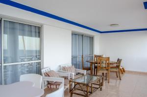 班布里Sai Rock Beach Hotel & Spa的客厅配有桌椅