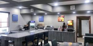 OwassoComfort Inn Owasso – Tulsa的餐厅设有酒吧、椅子和柜台