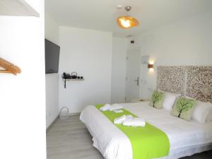 El Pinar del HierroLua Hotel Boutique的卧室配有带毛巾的大型白色床