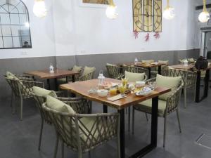 El Pinar del HierroLua Hotel Boutique的用餐室配有木桌和椅子