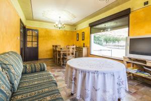 杜尔卡尔Casa Vistas del Valle的客厅配有桌子和电视