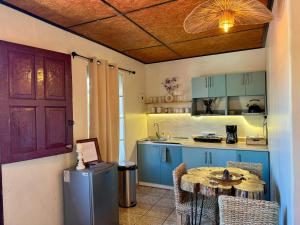 JuayúaOrquídea Loft的一间厨房,内设蓝色橱柜和一张桌子