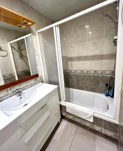 巴塞罗那萨格里拉公寓的带浴缸、水槽和浴缸的浴室
