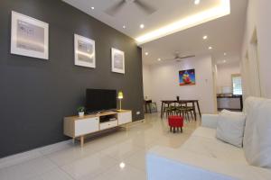 马六甲马六甲萨福隆住宿酒店的客厅配有白色沙发和电视